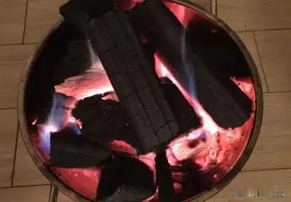 江西上饶，男子与女网友相约在一公寓内烧炭自杀，写好遗嘱并设置了一条延迟短信后，便