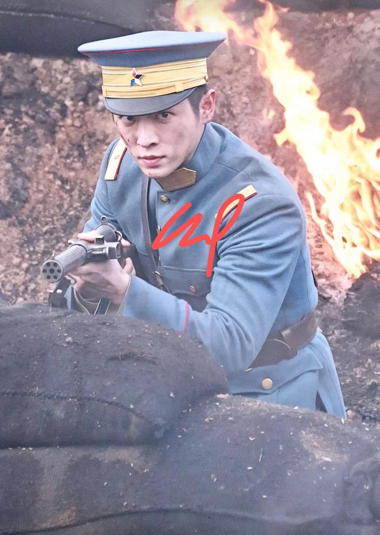 刚刚丞磊雨中打戏冲锋路透太帅了。