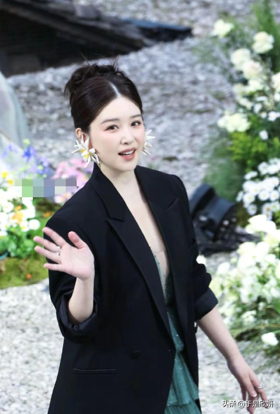 阚清子红绿撞色造型美翻红毯，36岁状态封神，网友：这才是御姐该有的样子！
 
阚