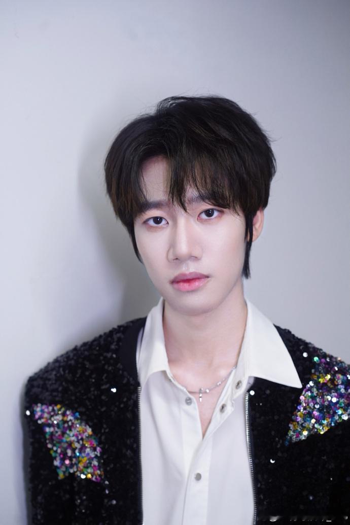 清融闪亮外套造型 亮片外套裹着一身星光，眉眼干净澄澈，穿搭精致又高级，每一帧都自