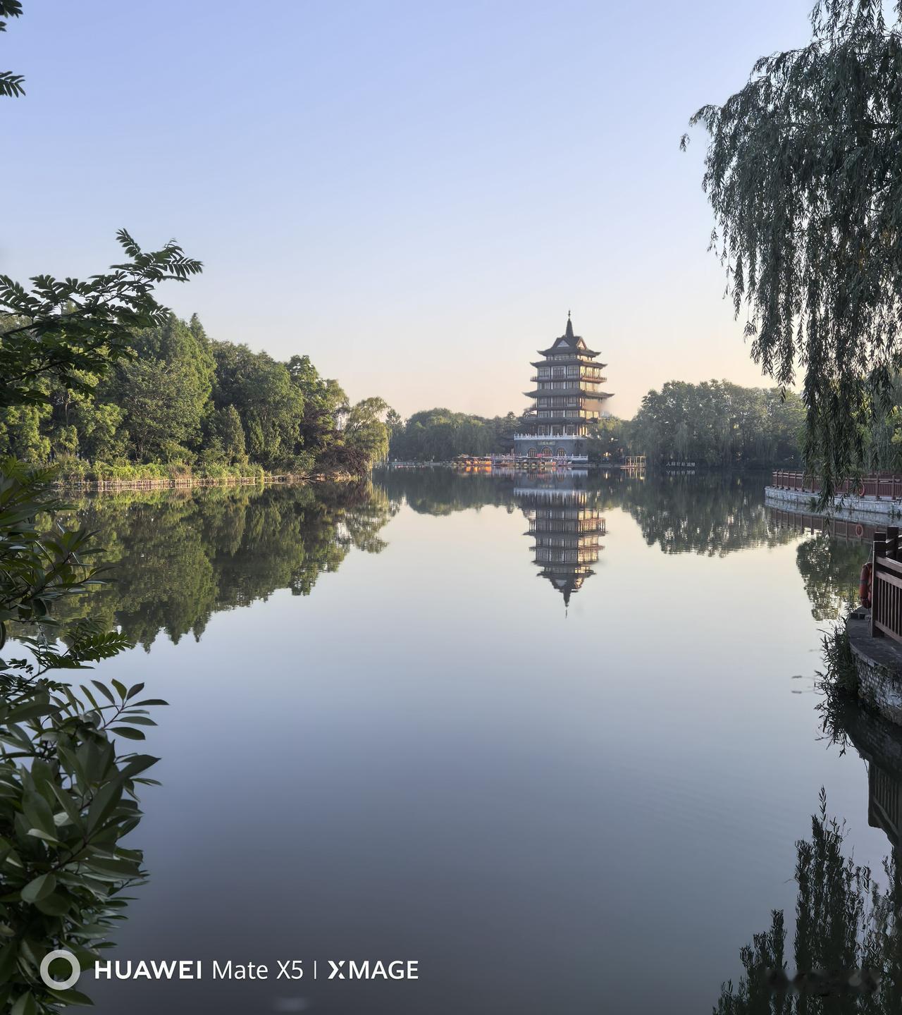 2026年5月30 - 31日，我在萧湖公园拍了淮安状元阁的早晨与夜景，那感觉绝