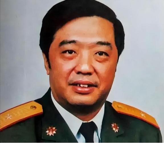 1963年贺龙独子没考上清华，找到父亲帮忙，谁知道贺龙直接进入学校，指名道姓要找