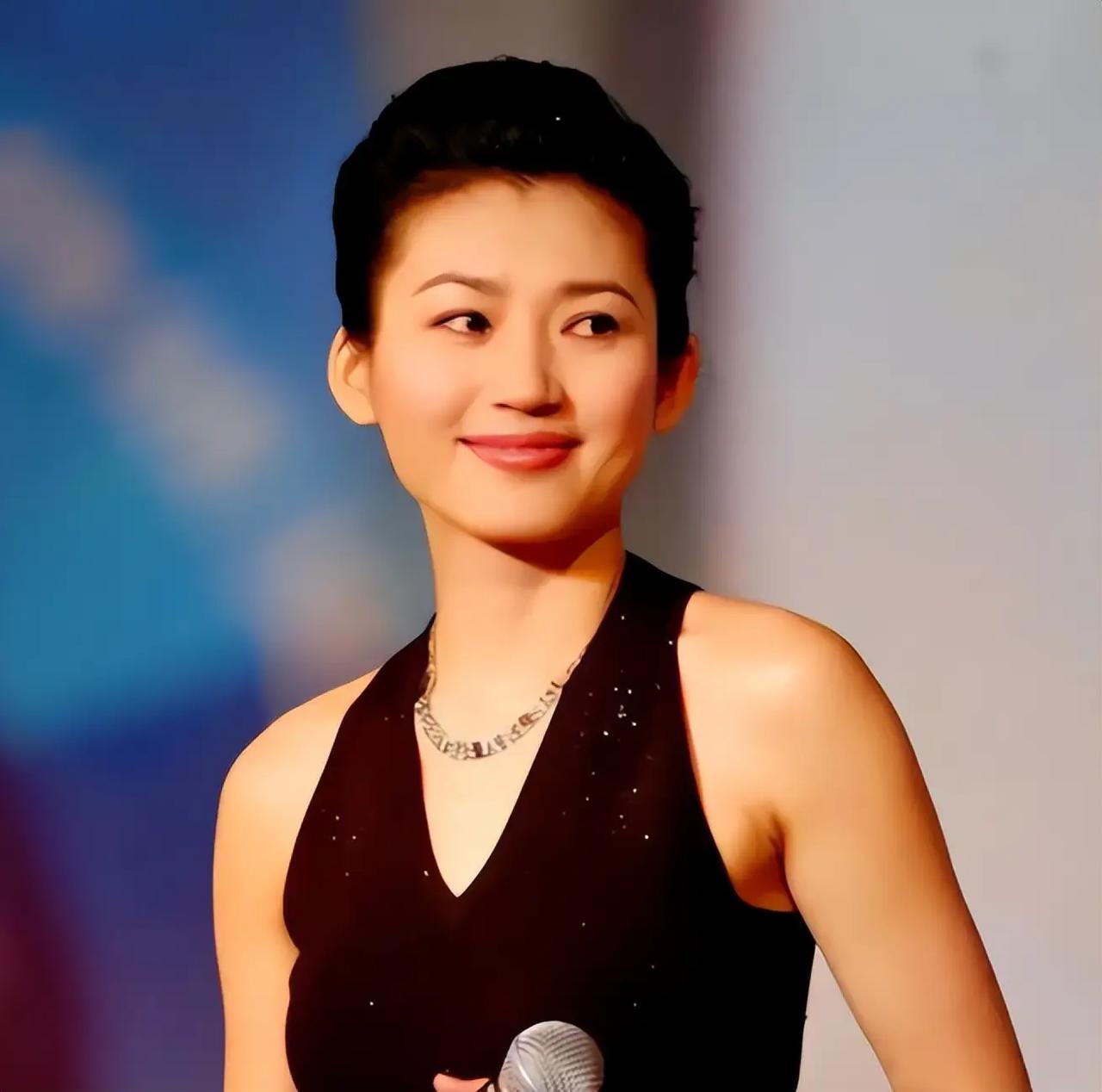 最漂亮的央视一姐王小丫，经历了2段婚姻，膝下无儿无女，如今58岁了，嫁给了高官，