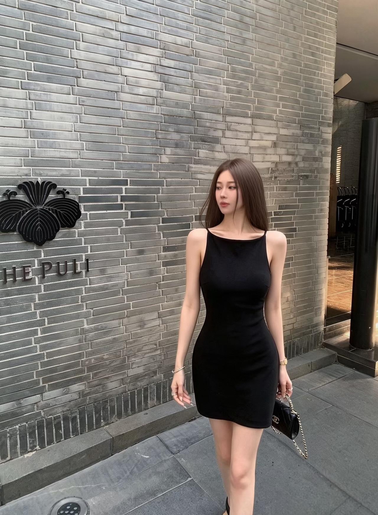 优雅黑裙，都市时尚，自信步伐