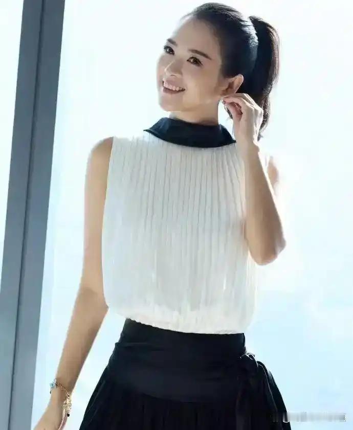 谁能想到章子怡离婚后换了风格？无袖背心短裙配高马尾，46岁的她竟美出了新高度 