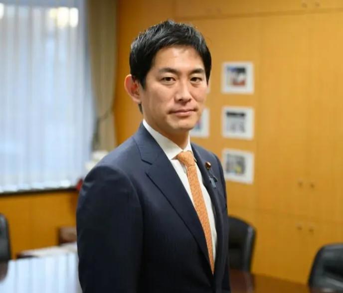 就在刚刚，
日本自民党四大核心高层

8月16日上午，自民党政务调查会长小林鹰之