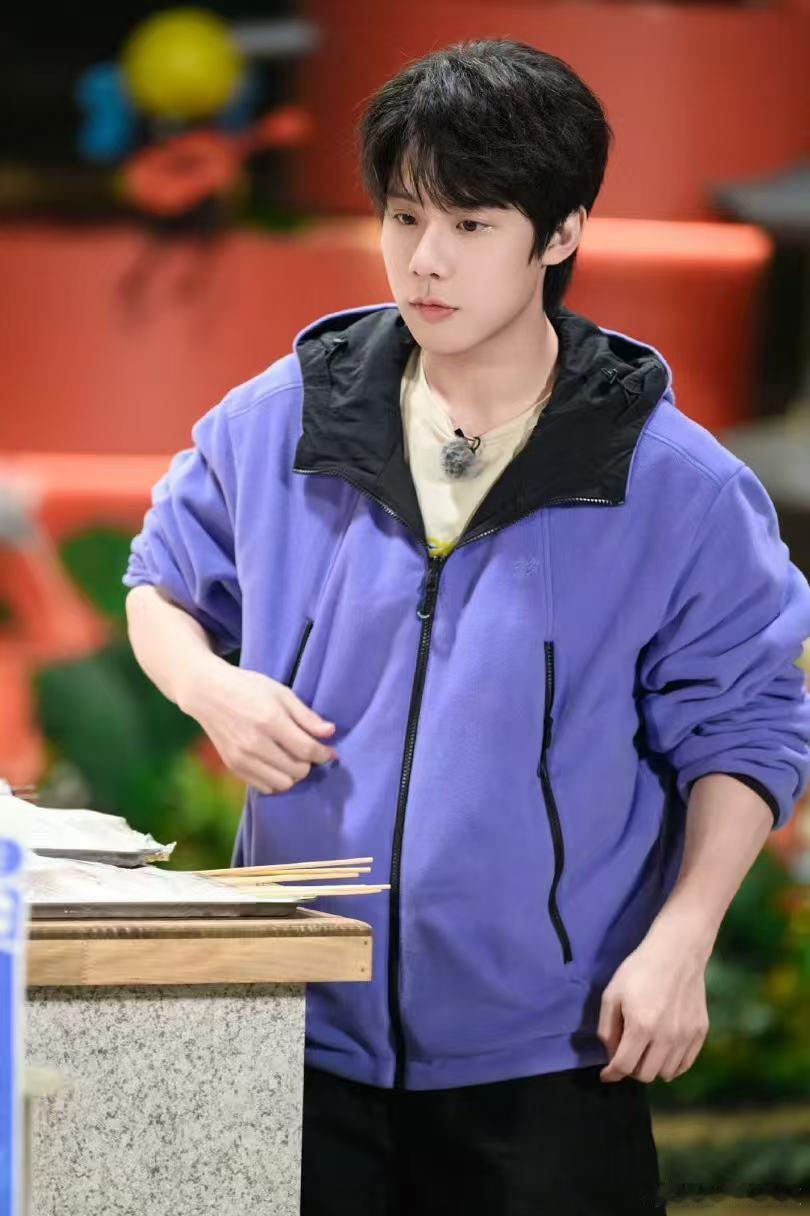 周奇说过了十五分钟就不想吃了周五晚高疯 周奇太懂普通人生活，吃饭卡点极强，晚一点