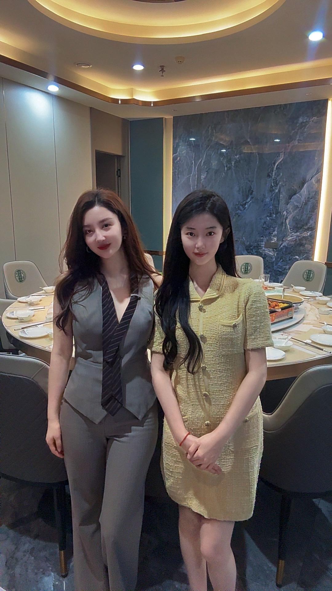 永远年轻 美好 自由 漂亮 幸福，希望在各自忙碌的生活里熠熠生辉🎂🍾🎊