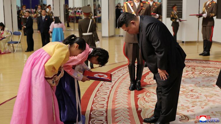 敬爱的金正恩元帅对海外军事作战参战烈士遗属发表了讲话。全文如下：

同志们：
