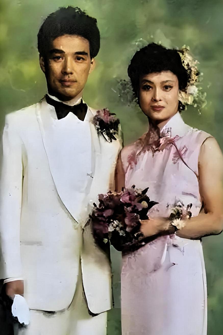 这是当年何智丽和她的日本丈夫小山英之新婚时的合影，时间一晃35年过去了，两人早由