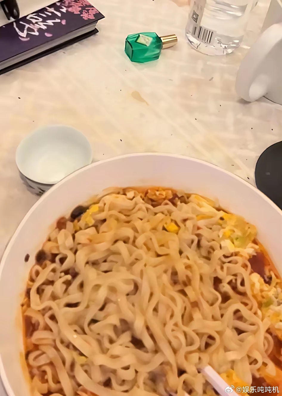 李立群我真怀疑，他发视频根本不是为了赚钱还债，而是他实在太孤独了。昨晚没开直播，