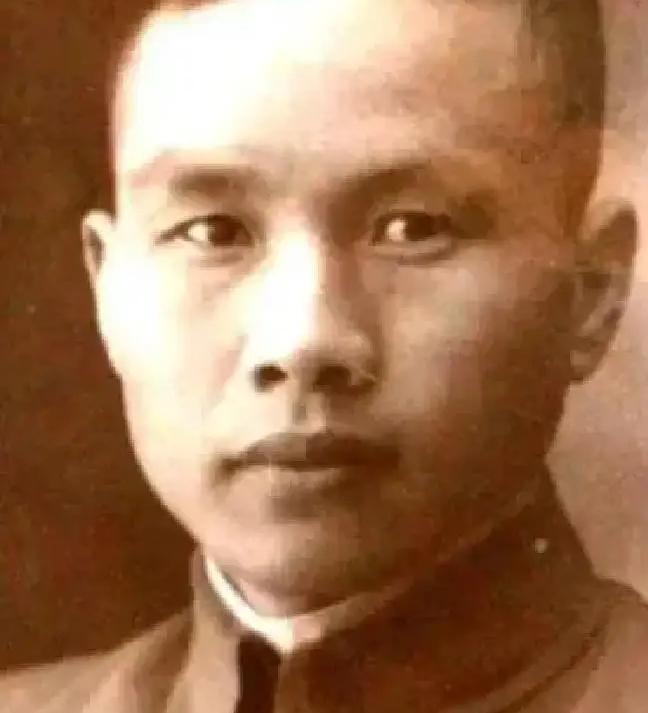 1948年，军统少将周镐突然人间蒸发，妻子认为他是远赴台湾，殊不知丈夫早已在19