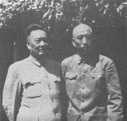 一九六三年，陶峙岳(左)与王震在新疆奎屯西果园。