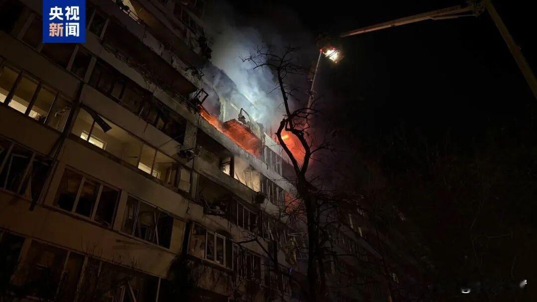 俄乌谈判正卡在节骨眼上，俄罗斯直接扔出“匕首”高超音速导弹，这哪是单纯报复乌方袭