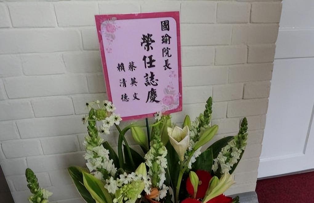 台湾“立法院”正副“院长”韩国瑜、江启臣昨天正式走马上任。蔡英文与赖清德都在社交