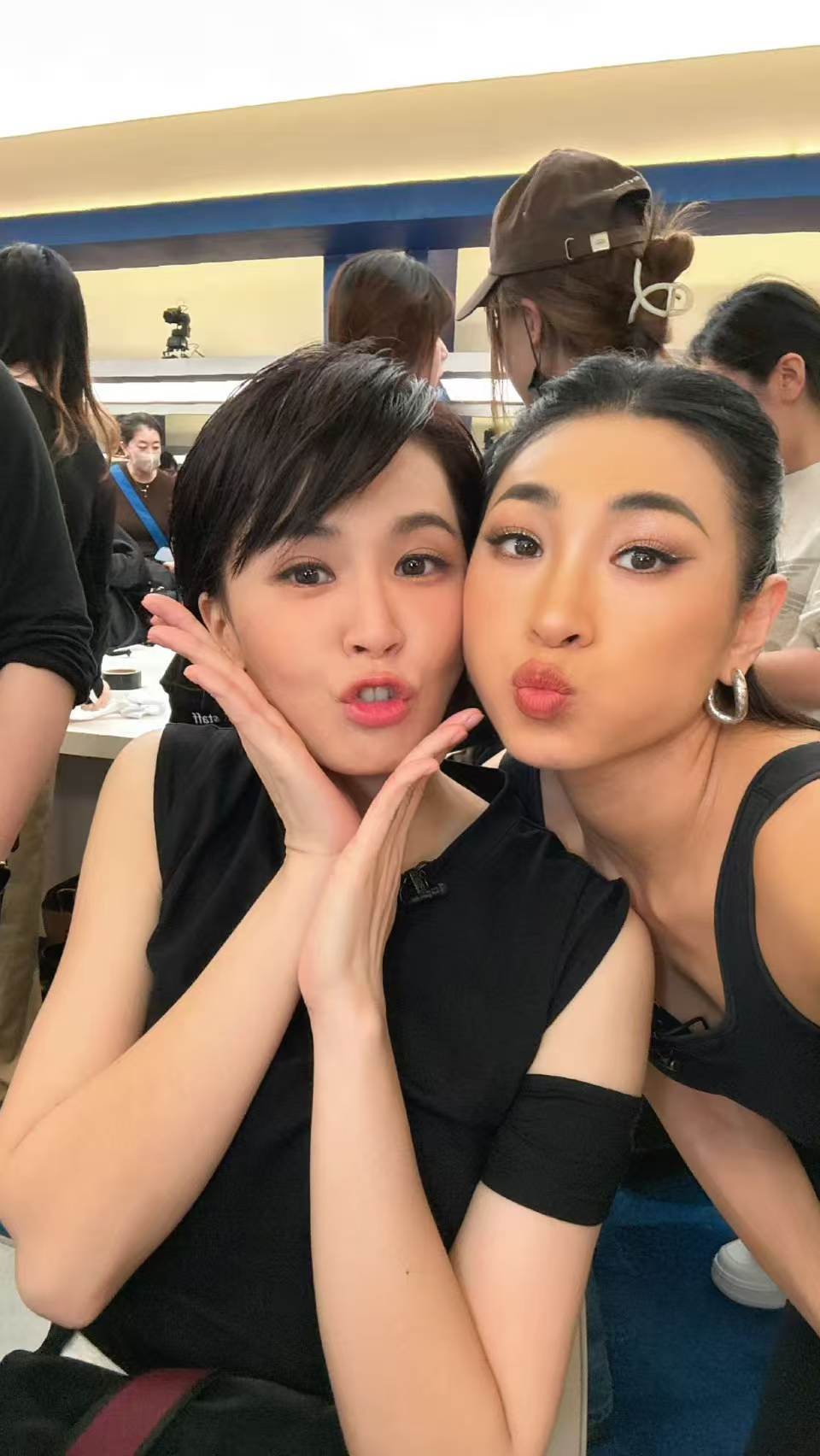 淡淡发乘风大合照 谁懂淡淡发的乘风大合照 火锅局里的姐姐们 非营业状态也太好看了