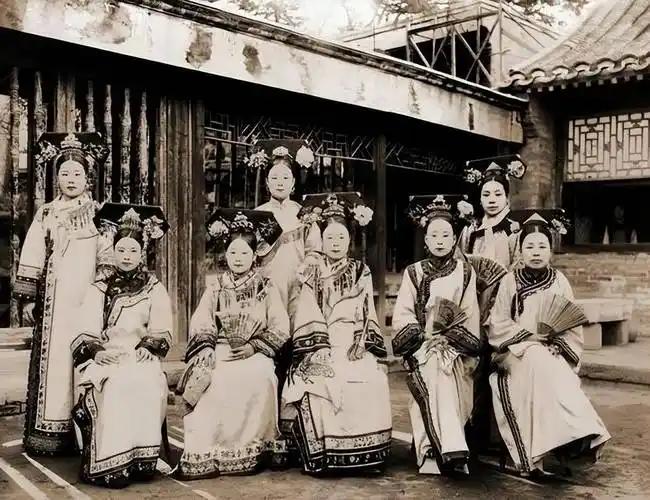 大清灭亡后，那些嫔妃、格格、宫女们，都是什么结局？
 
1912年隆裕太后带着六