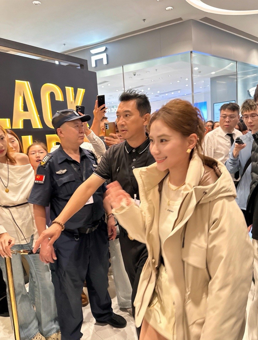 何超莲现身沈阳参加某活动，她的人气好高啊 ​​​