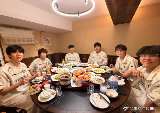 胜利聚餐就应该像iG这样啊，赢了就吃好的，输了就随便吃吃吧~iG胜利聚餐iG再赢