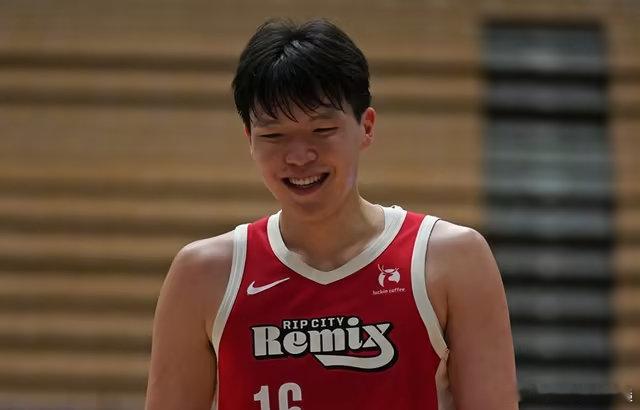 杨瀚森18分10篮板4助攻伤愈复出，杨瀚森大杀四方。杨瀚森出战G联赛，帮助混音战