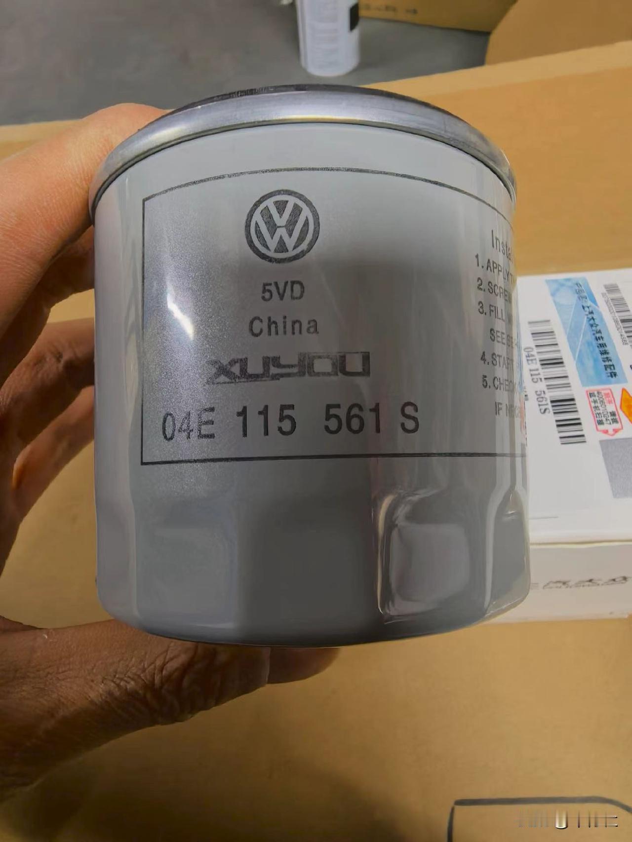 咋感觉大众的配件那么重的粗糙感呢？
机油滤芯
服务站价格，50块钱
上面的标签号