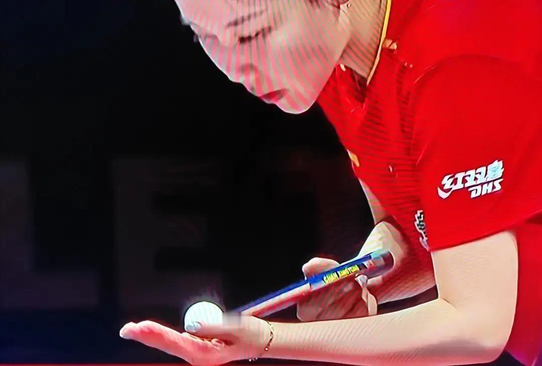 这场球看得人心里五味杂陈。
 
陈熠4比3险胜朱雨玲，不仅是赢了球，更是把那个曾