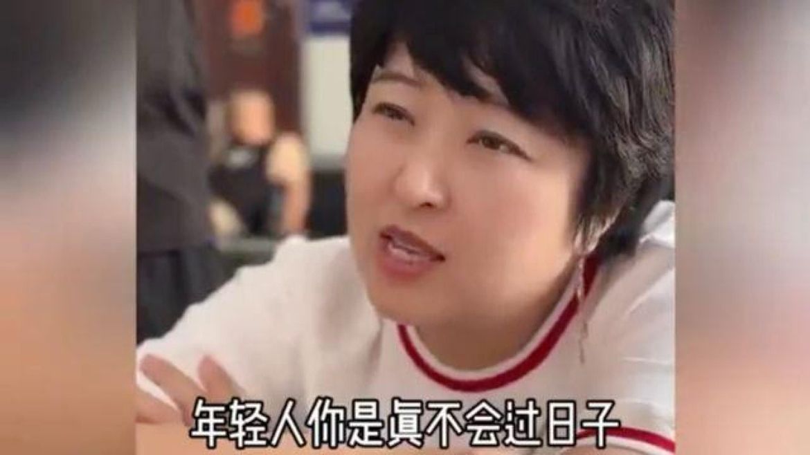 银行追问取钱用途？大姐一个脏字不带，把银行骂的狗血淋头真解气