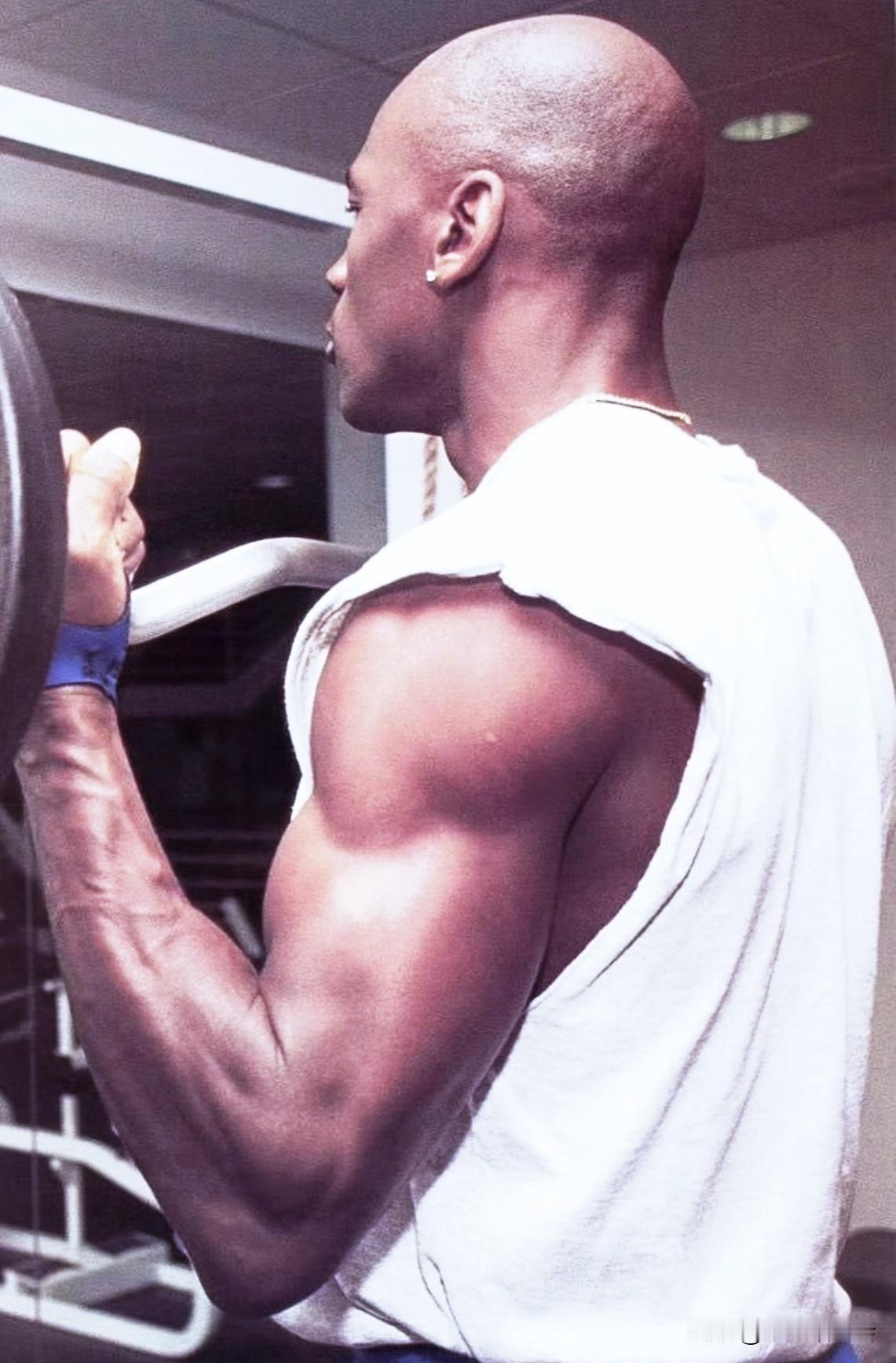 曾经看过一篇文章，里面说乔丹的卧推在150公斤以上！我当时就觉得有点假了，可是我