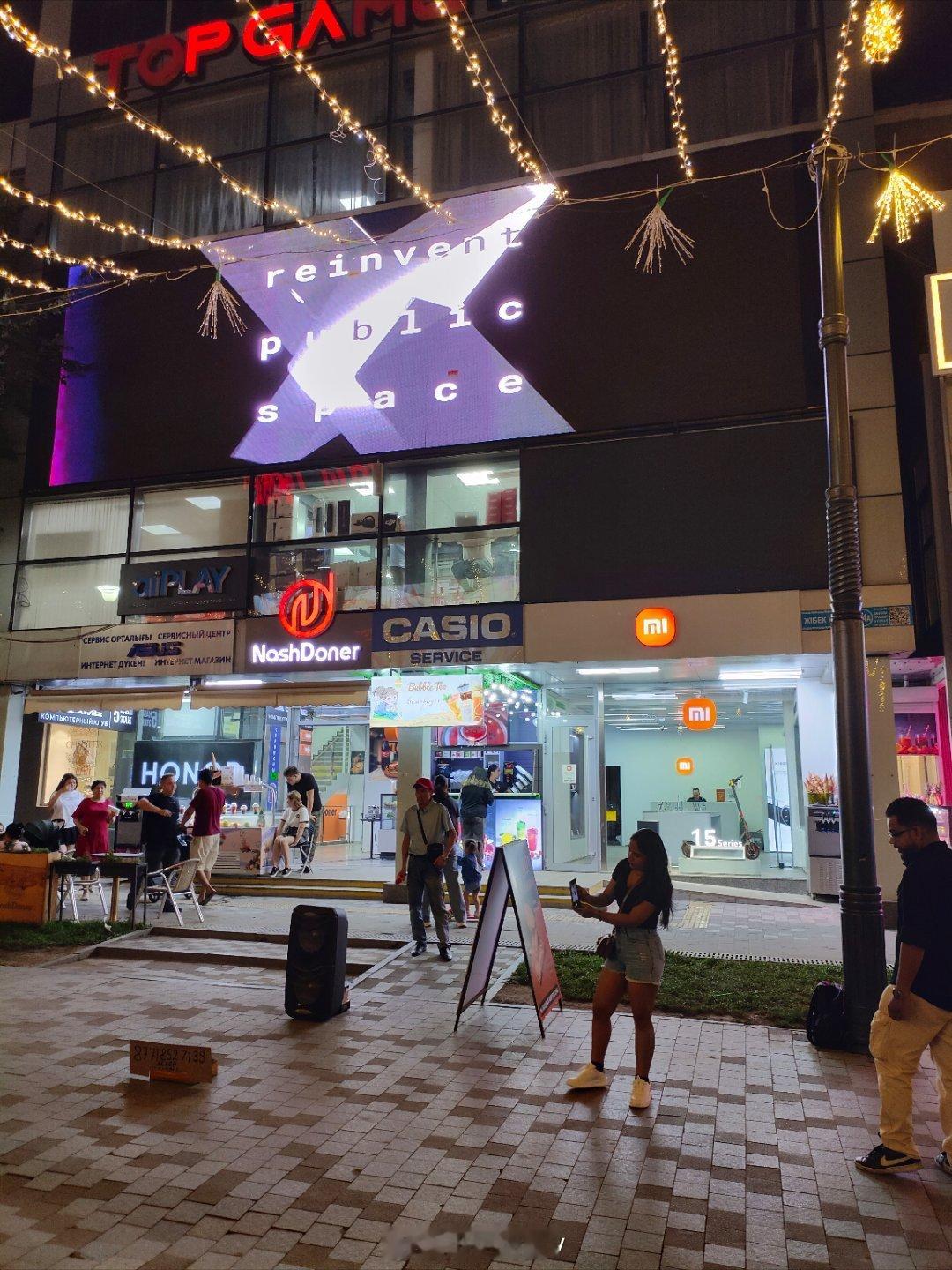 【哈萨克斯坦见闻2】来阿拉木图逛逛夜市。发现这边纯粹是街边演艺一条街；走两步就有
