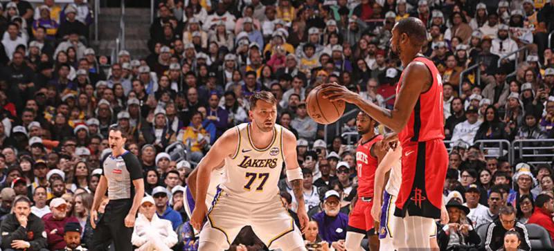 自从詹姆斯复出之后，湖人变了天。
今天，火箭打湖人，雷迪克心态都被打崩塌了，输球