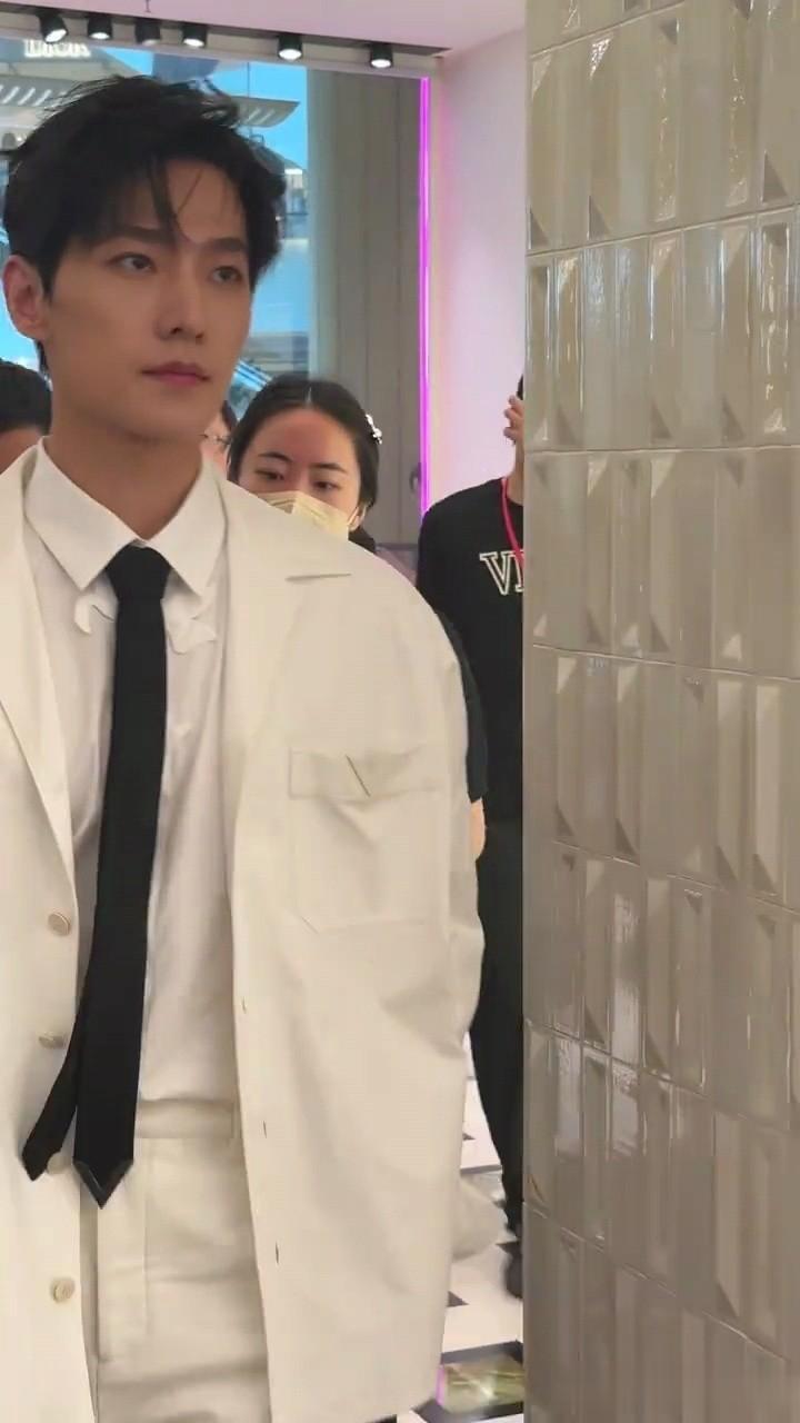 杨洋只是演技成长得比较慢，但他颜值高啊，随便什么都能被这张脸撑起来。