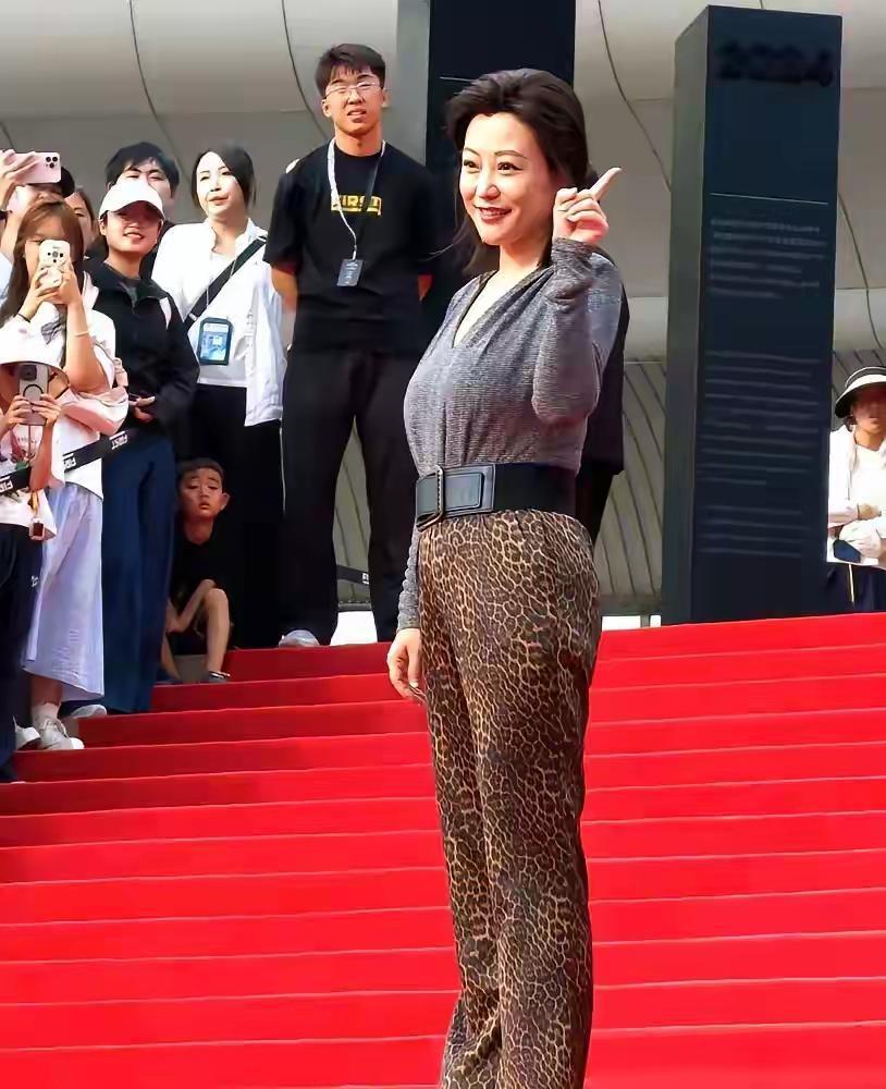 你们认识她吗？
她曾经是邓超的前女友，要颜值有颜值，要身材有身材，她属于微胖型的