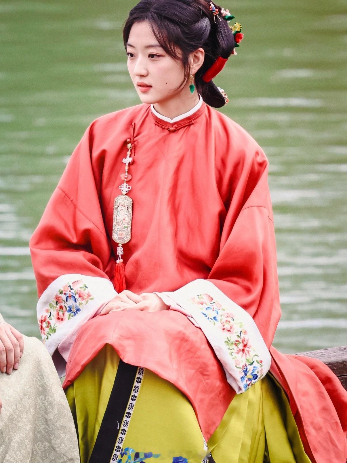 张凌赫 刺棠张凌赫《刺棠》这部剧的女主从卢昱晓到章若楠、杨超越、再到孙千粉丝已经