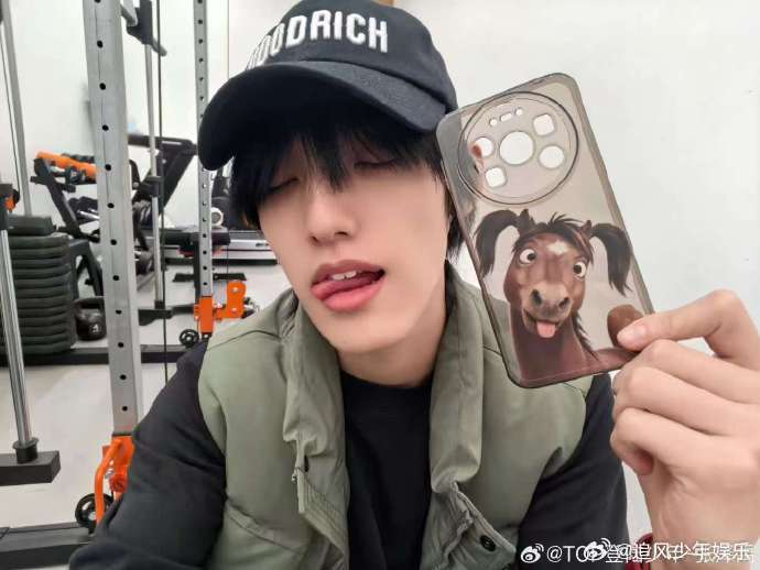 张泽禹展示新手机壳 张泽禹展示新手机壳这段真的看一次笑一次，抽象到让人印象深刻，