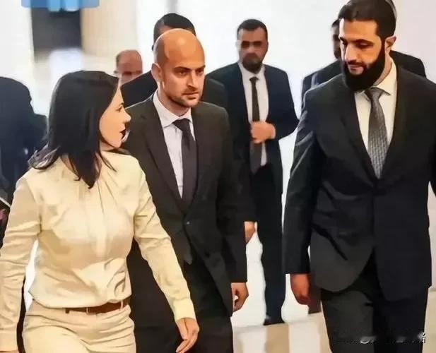 朱拉尼非常会装。法国外长跟德国女外长一起访问叙利亚时，德国女外长一边走路，一边跟