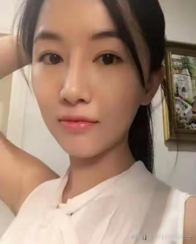 大学时明显拘谨的院花考上北京高校的研究生后突然变得高冷，离婚数年后一个偶然的机会