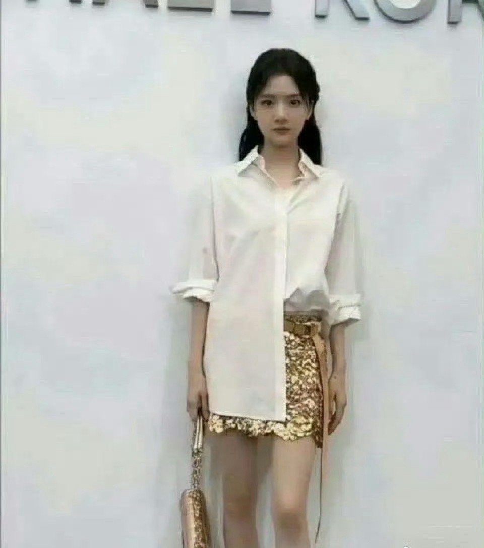 原来任敏大腿是我见过最细的了，和小腿一样 ​​​