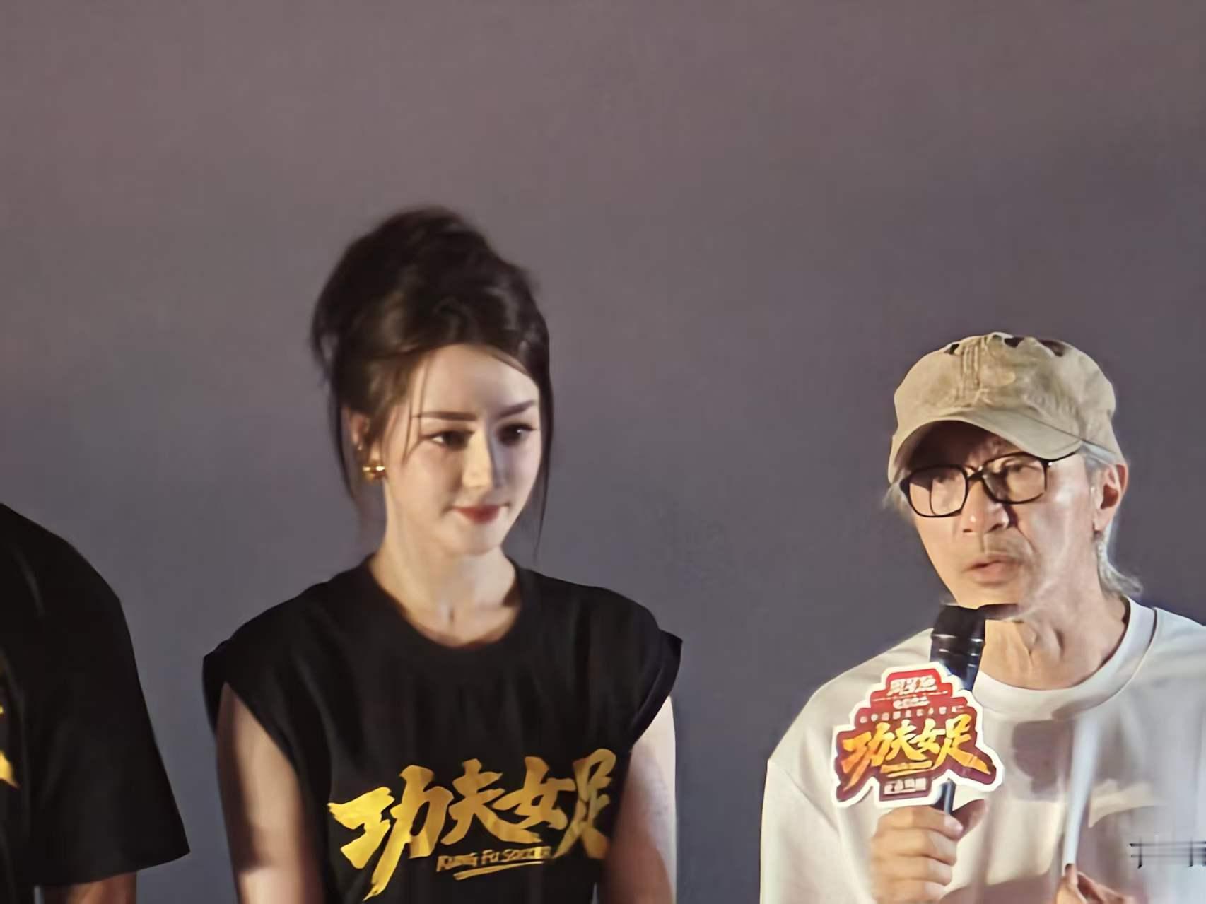 功夫女足路演谁能拒绝这么真诚的路演！观众集体喊话让星爷转身，齐声告白我们永远站在