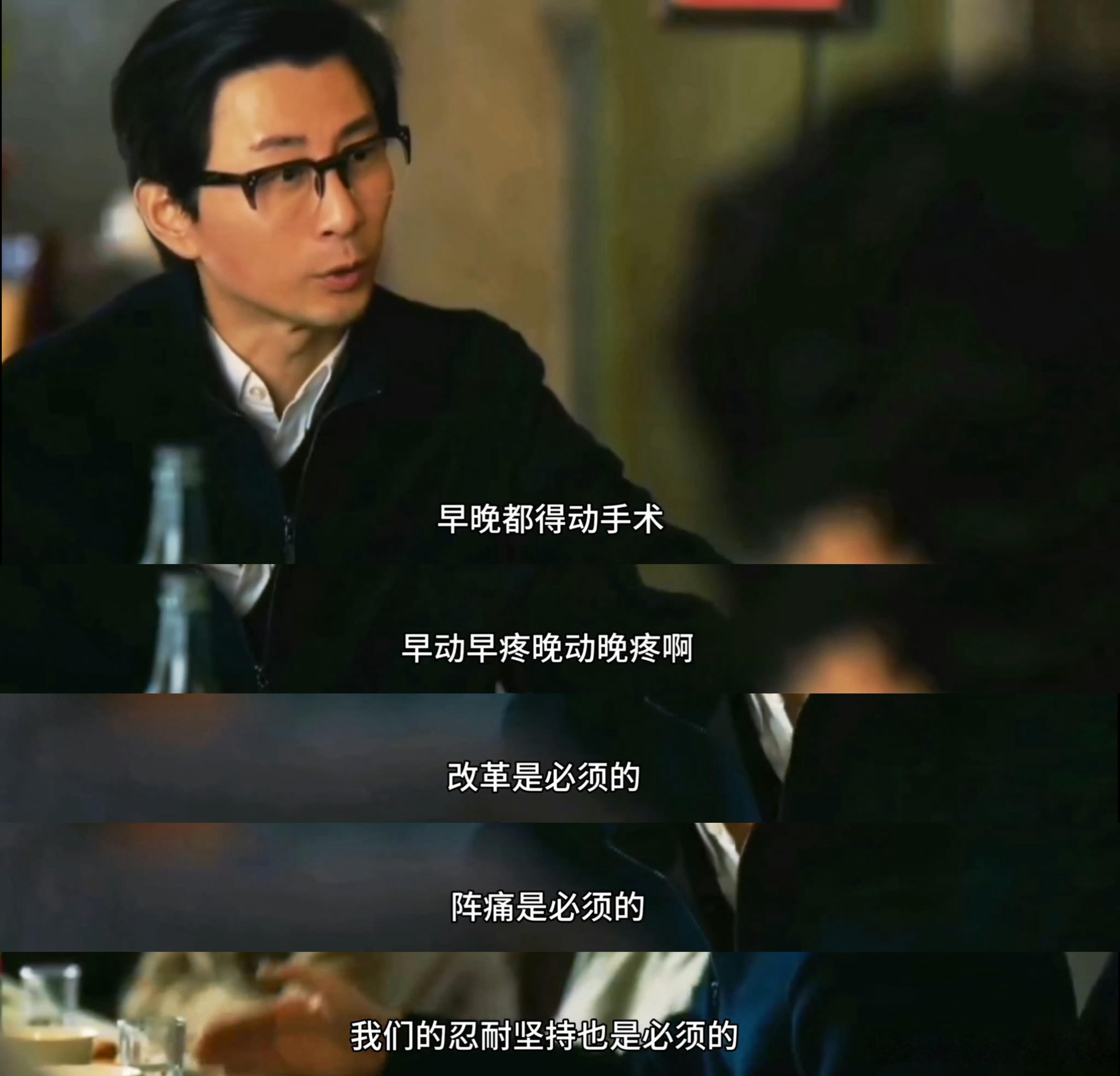 昨天所有的荣誉，已变成遥远的回忆。勤勤苦苦已度过半生，今夜重又走入风雨。我不能随