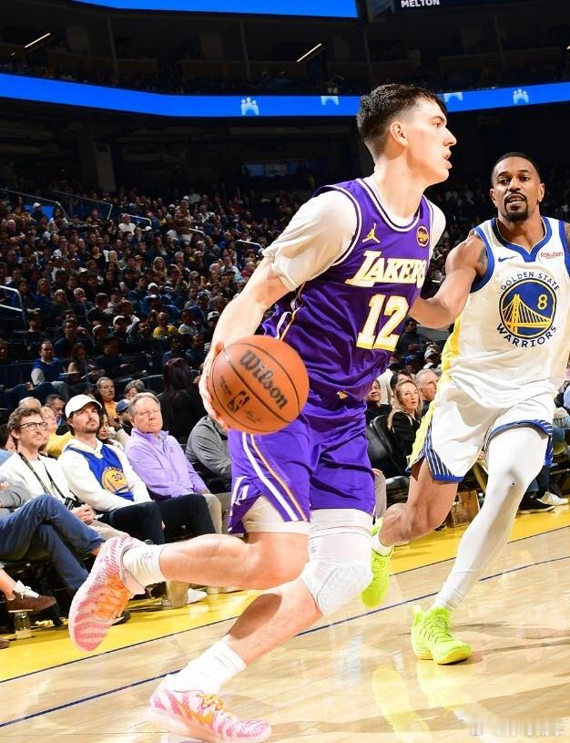 湖人力克勇士止三连败 重回西部第四4月10日NBA常规赛，湖人客场119-103