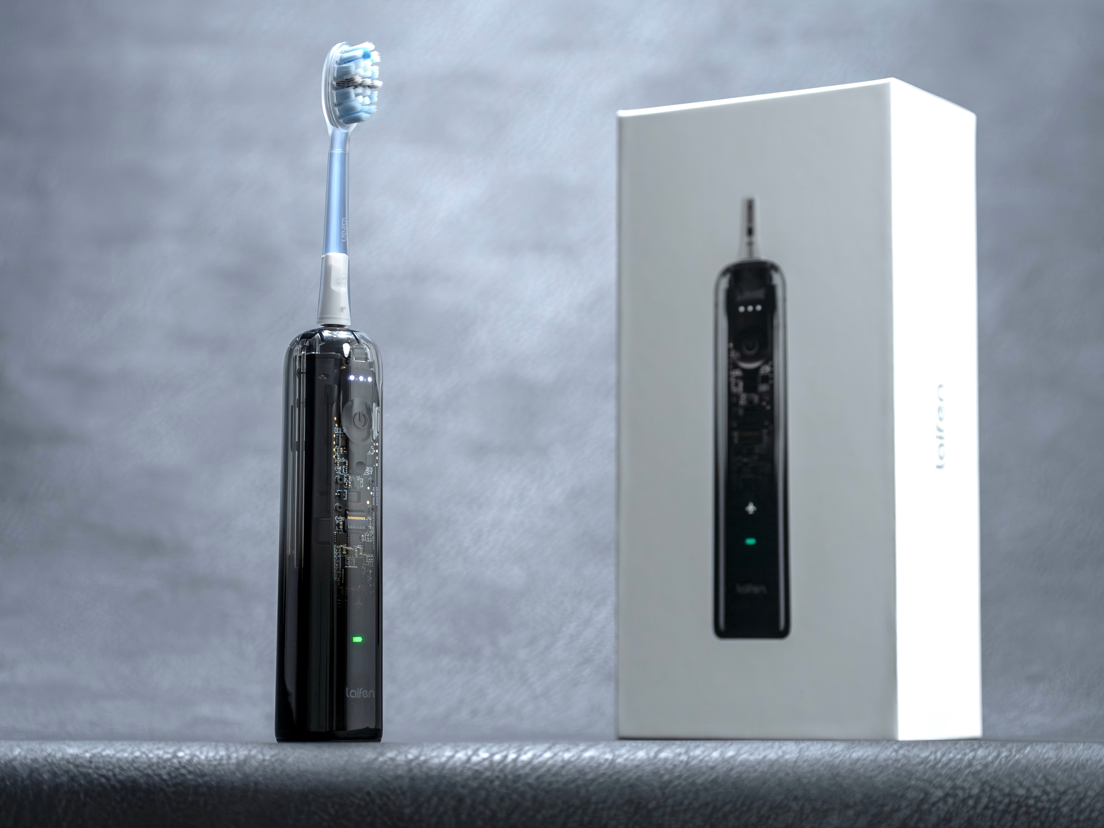 最近正好打算换电动牙刷，索性试了下刚出的「徕芬扫振电动牙刷 i2」，深度用了几天