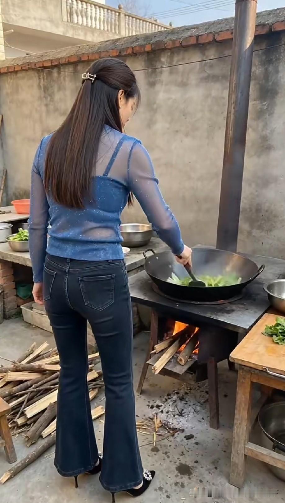 在屋外炒菜？下雨咋办？