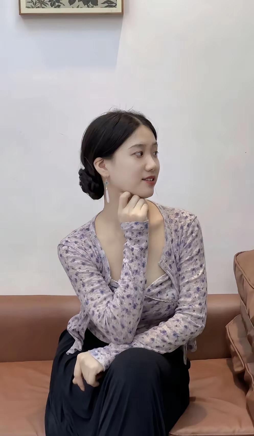 优雅气质穿搭，花色衬衫搭配黑色长裤，轻松自在。