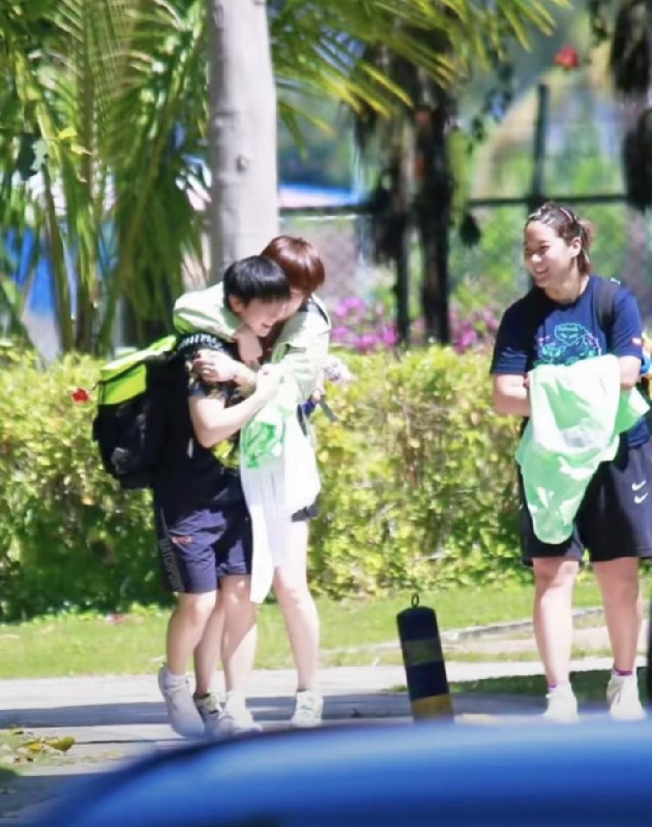 想念我们莎莎了，那些曾经陪伴她的时光，还有她身边的人；小女孩们打打闹闹就长大了！