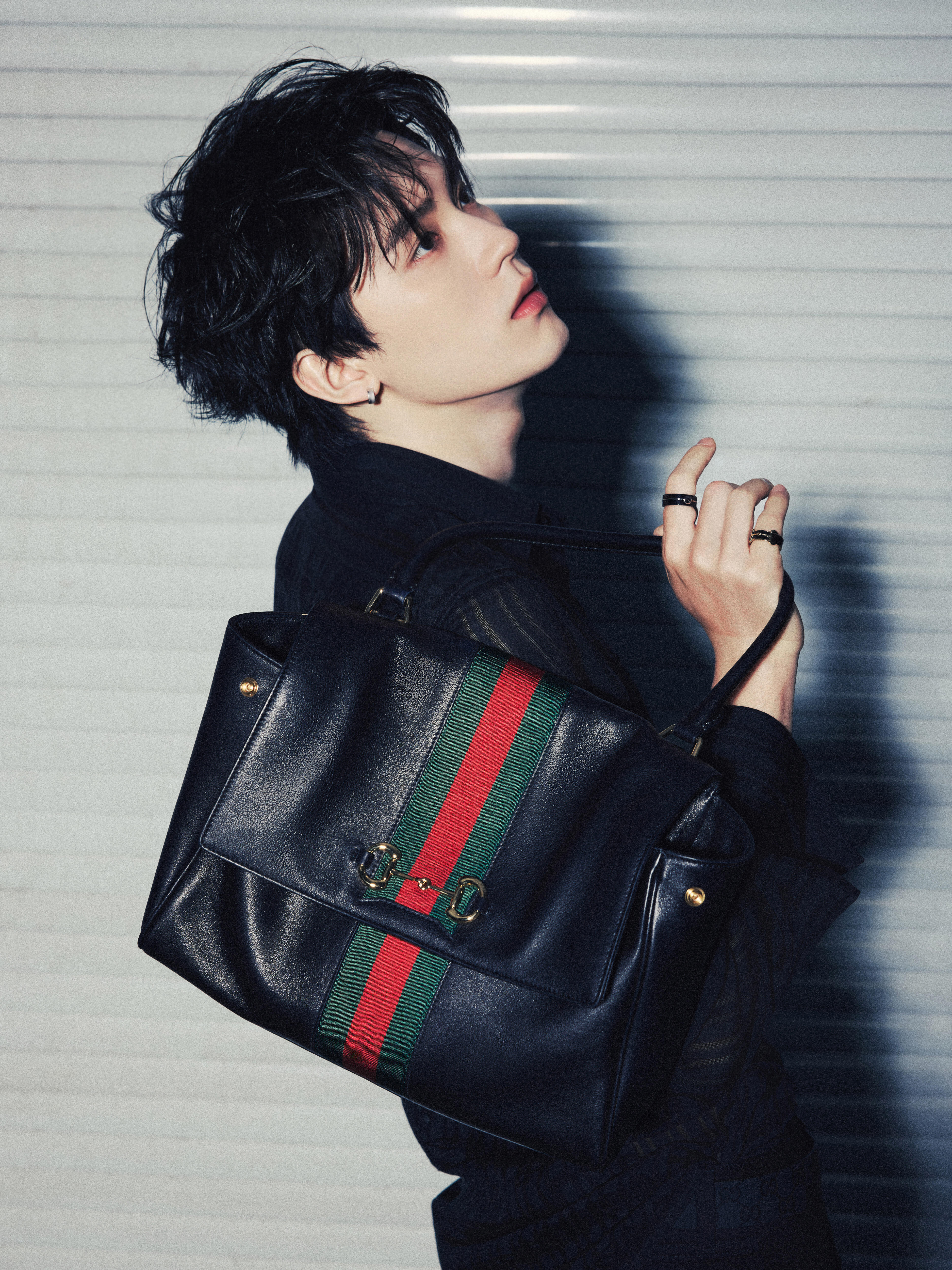 周翊然出镜Gucci 2026早秋系列大片，全黑套装叠穿透视衬衫，酷感拉满。Pa