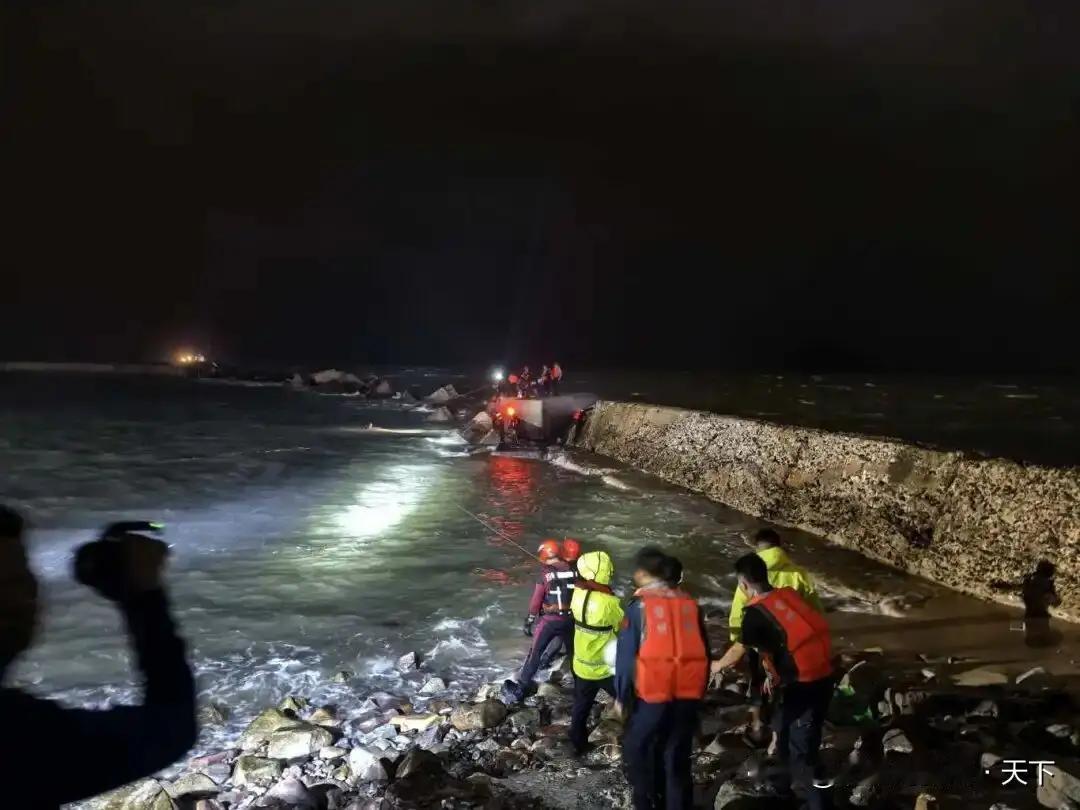 “我们还在涨潮，快来！”海南4人被困礁石，民警搏命救人后，一个问题让人沉默……