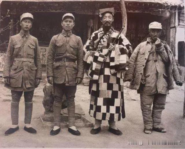 乱世下山赴国难，太平回观执经卷。
不慕神佛不炼丹，风云尽处看流泉。