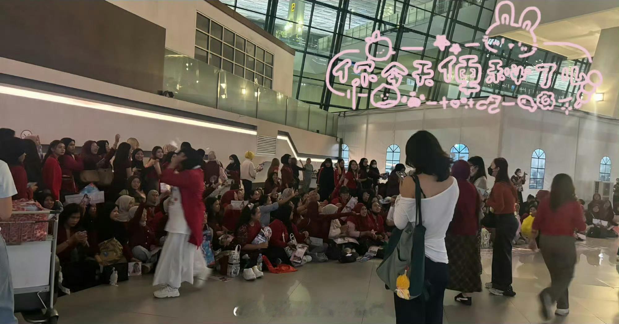 虞书欣粉丝拉横幅海外接机，穿的石榴红！！！期待欣欣的《双轨》啦早日见面