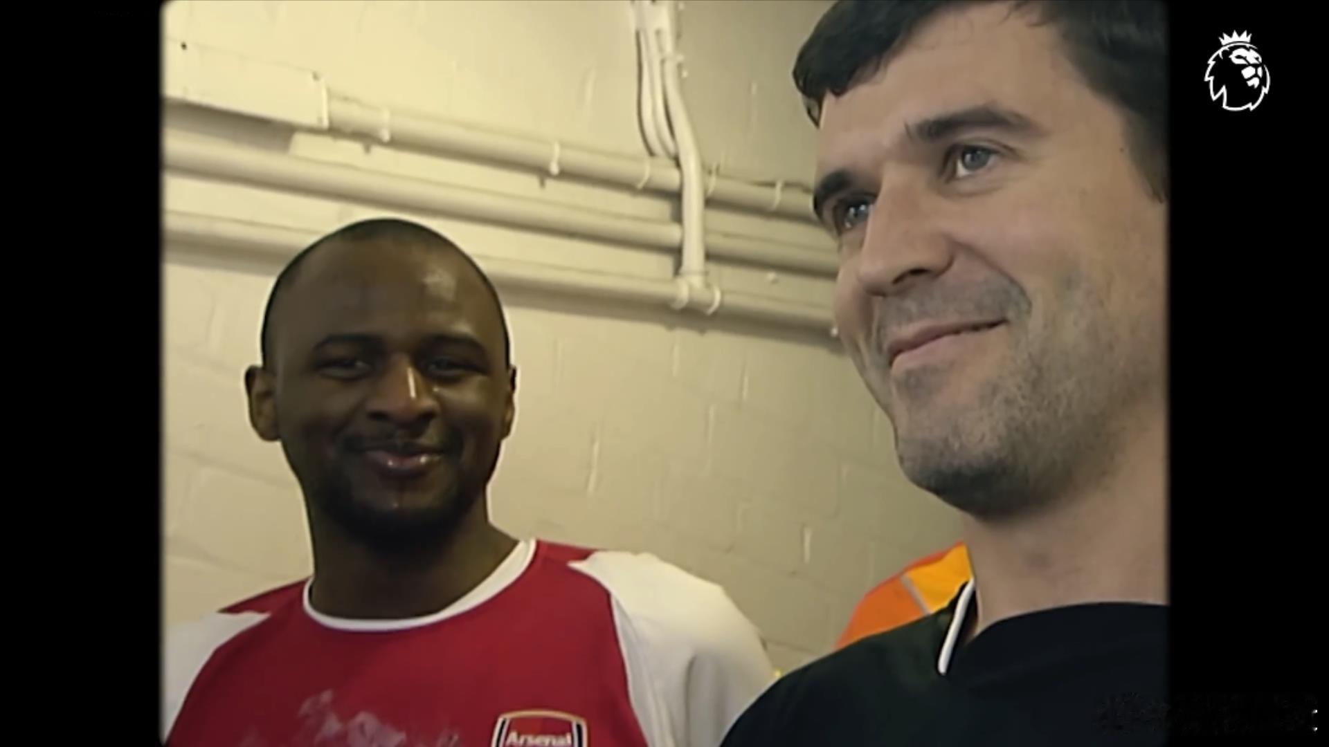 现在看，这个瞬间哥俩有种莫名的CP感稍作处理，就是一对情侣头像。英超联赛