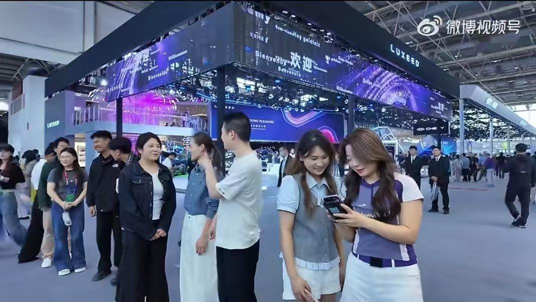 永远要给生活埋彩蛋00后北京车展领鸡蛋不拘泥世俗眼光，活得自由又通透，00后车展